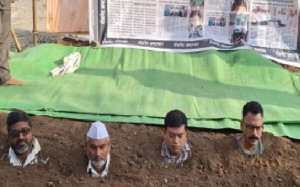 शेतकऱ्यांनी स्वतःला जमिनीत गाडून घेत तहसील कार्यालयासमोर अनोखे आंदोलन!