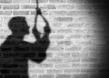 आईला शेवटचा फोन ‘मी आत्महत्या करतोय’ अन् तरुणाने राहत्या घरातच ….