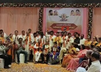 मराठी साहित्य संमेलनाच्या पूर्व संध्येला महाराष्ट्र नवनिर्माण सेनेतर्फे मराठी साहित्यिकांचे औक्षण करून स्वागत.