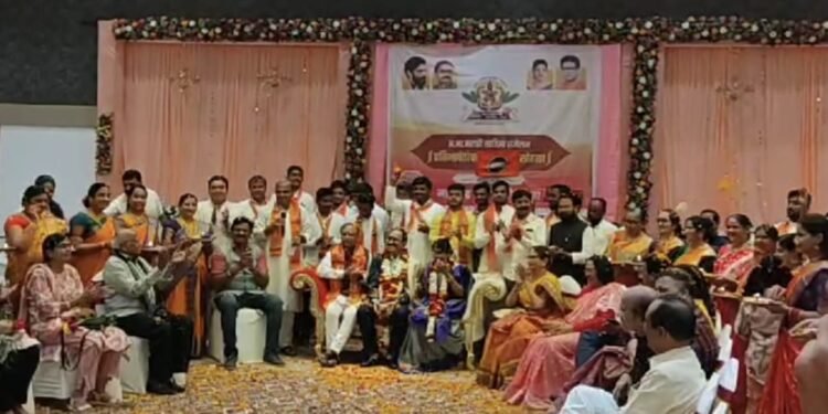 मराठी साहित्य संमेलनाच्या पूर्व संध्येला महाराष्ट्र नवनिर्माण सेनेतर्फे मराठी साहित्यिकांचे औक्षण करून स्वागत.