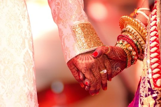 ५ वर्ष लग्नाला २ मुलांची आई, बॉयफ्रेंड च्या प्रेमात; अखेर पतीनेच लावून दिलं लग्न