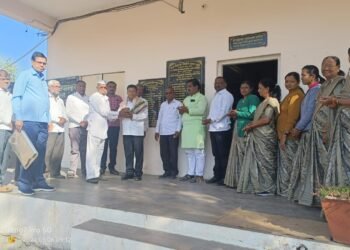 शालेय समितीने केले नूतन मुख्याध्यापकांचे स्वागत