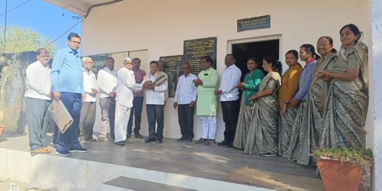 शालेय समितीने केले नूतन मुख्याध्यापकांचे स्वागत