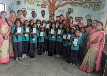 संत ज्ञानेश्वर विद्यालयात श्री संत ज्ञानेश्वर विद्यार्थी बचत बँक’ सुरु करण्यात आली आहे.