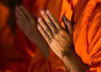 २०० कोटीची संपत्ती दान करुन गुजरातच्या उद्योगपतीने पत्नीसह घेतला संन्यास