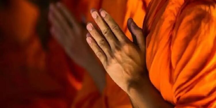 २०० कोटीची संपत्ती दान करुन गुजरातच्या उद्योगपतीने पत्नीसह घेतला संन्यास