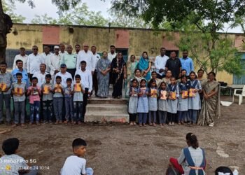 व्हि. झेड पाटील हायस्कूल येथे शालेय साहित्य वाटप,