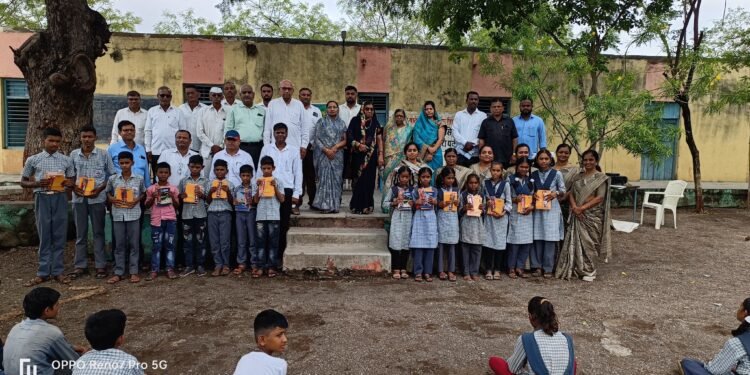 व्हि. झेड पाटील हायस्कूल येथे शालेय साहित्य वाटप,