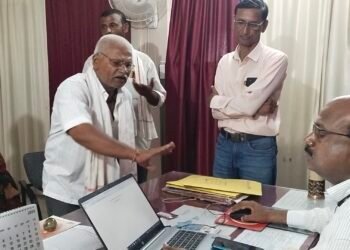 पी एम किसानाचा लाभ मिळत नाही, कार्यालयात आत्महत्या करेल, शेतकऱ्याचा अधिकाऱ्या सामोर संताप