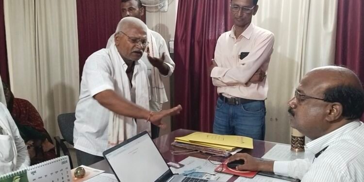 पी एम किसानाचा लाभ मिळत नाही, कार्यालयात आत्महत्या करेल, शेतकऱ्याचा अधिकाऱ्या सामोर संताप