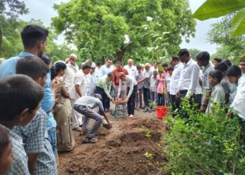 विद्यार्थ्यांनी घेतली वृक्ष लागवडीसह संवर्धनाची जबाबदारी