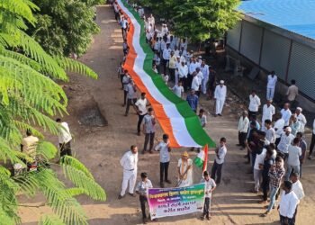 “हर घर में तिरंगा लहराना है, हर दिल में देशभक्ति जगाना है।” ३०० फूट ध्वजरॅलीने वेधले लक्ष
