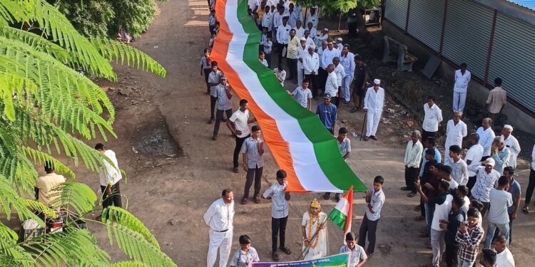“हर घर में तिरंगा लहराना है, हर दिल में देशभक्ति जगाना है।” ३०० फूट ध्वजरॅलीने वेधले लक्ष