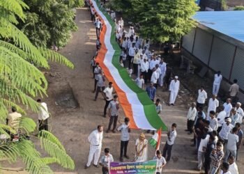 “हर घर में तिरंगा लहराना है, हर दिल में देशभक्ति जगाना है।” ३०० फूट ध्वजरॅलीने वेधले लक्ष