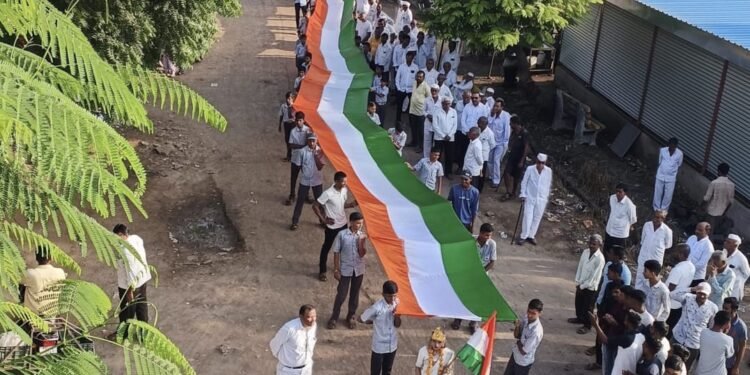 “हर घर में तिरंगा लहराना है, हर दिल में देशभक्ति जगाना है।” ३०० फूट ध्वजरॅलीने वेधले लक्ष