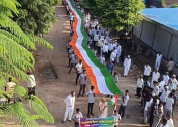 “हर घर में तिरंगा लहराना है, हर दिल में देशभक्ति जगाना है।” ३०० फूट ध्वजरॅलीने वेधले लक्ष