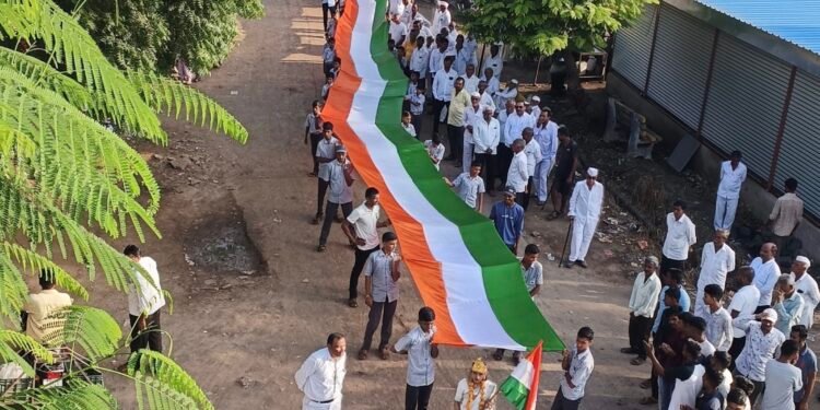 “हर घर में तिरंगा लहराना है, हर दिल में देशभक्ति जगाना है।” ३०० फूट ध्वजरॅलीने वेधले लक्ष