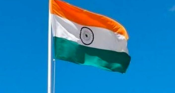 स्वातंत्र्यदिनी फडकावलेला झेंडा उतरविण्याचा पडला विसर, मुख्याध्यापिका सह दोन महिला शिक्षकांवर गुन्हा दाखल