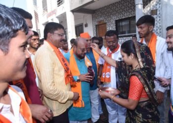 गुलाबराव पाटील यांच्या प्रचार रॅलीचा थरार: धनुष्यबाण आणि भगवे झेंडे सजवलेल्या कट-आउटसह भव्य मिरवणूक