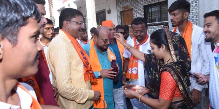 गुलाबराव पाटील यांच्या प्रचार रॅलीचा थरार: धनुष्यबाण आणि भगवे झेंडे सजवलेल्या कट-आउटसह भव्य मिरवणूक