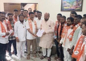 गुलाबराव पाटील यांच्या हस्ते शिवबंधन बांधून शिवसेनेत जाहीर प्रवेश