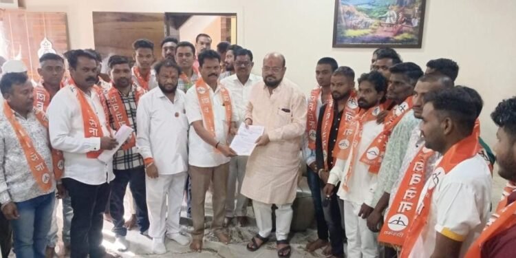 गुलाबराव पाटील यांच्या हस्ते शिवबंधन बांधून शिवसेनेत जाहीर प्रवेश