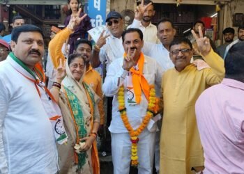 अमळनेरात महायुतीतर्फे मंत्री अनिल पाटील व खासदार स्मिता वाघांची दिवाळी भेट पदयात्रा ठरली लक्षवेधीव्यावसायिक व व्यापारी बांधवांनी दिल्यात विजयी भवच्या शुभेच्छा व आशीर्वाद