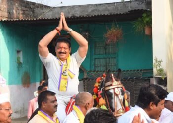 शिरीष चौधरी यांची घोड्यावरून निघाली वरात, “मतदार वऱ्हाडं नाचतय जोरात”.. 42 खेड्यातील जमदे – भोलाणे येथील नागरिकांनी शिरीष चौधरी यांची काढली घोड्यावरून  मिरवणूक