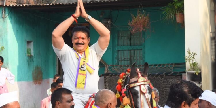 शिरीष चौधरी यांची घोड्यावरून निघाली वरात, “मतदार वऱ्हाडं नाचतय जोरात”.. 42 खेड्यातील जमदे – भोलाणे येथील नागरिकांनी शिरीष चौधरी यांची काढली घोड्यावरून मिरवणूक