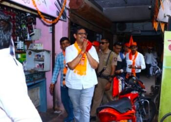 मनसेचे&nbsp; उमेदवार डॉ.अनुज पाटलांचा व्यापाऱ्यांशी प्रचारादरम्यान संवाद,