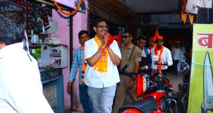 मनसेचे उमेदवार डॉ.अनुज पाटलांचा व्यापाऱ्यांशी प्रचारादरम्यान संवाद,