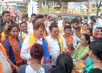 फुलांच्या वर्षावात मेहरुण परिसरात आ. राजूमामा भोळे यांचे नागरिकांकडून स्वागत