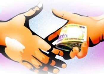 चाळीसगांव : १० लाखाची मागणी, २ लाखांची लाच स्वीकारताना सरपंचासह तिघे जाळ्यात