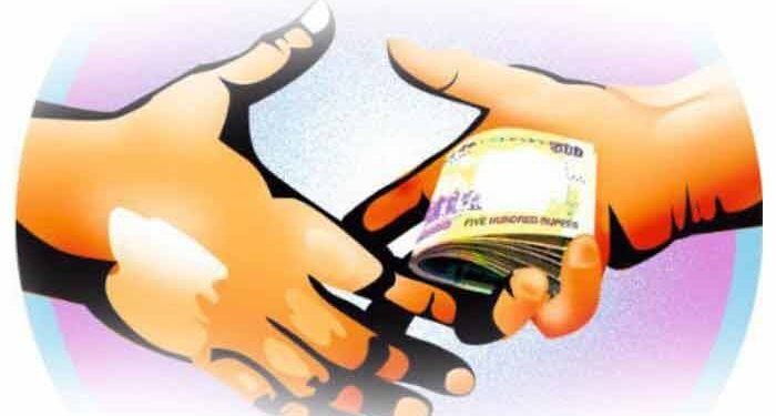 चाळीसगांव : १० लाखाची मागणी, २ लाखांची लाच स्वीकारताना सरपंचासह तिघे जाळ्यात