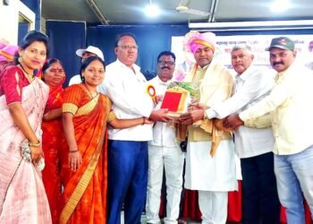 आई वडील, बहिणी सोबत श्री कैलास भोई सरांनी स्वीकार