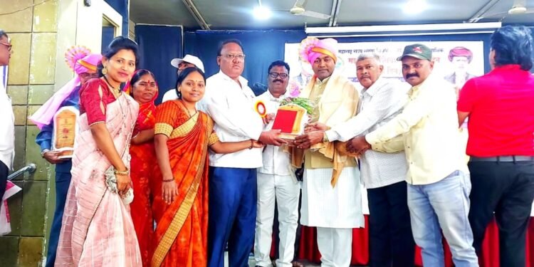 आई वडील, बहिणी सोबत श्री कैलास भोई सरांनी स्वीकार