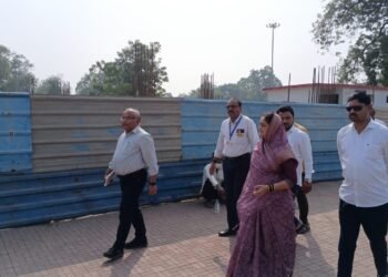 अमळनेर रेल्वे स्थानक आधुनिकीकरण कामांचा खा.स्मिता वाघांनी घेतला आढावा, प्रत्यक्ष सुरू असलेल्या कामांची केली पाहणी