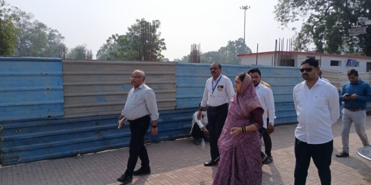 अमळनेर रेल्वे स्थानक आधुनिकीकरण कामांचा खा.स्मिता वाघांनी घेतला आढावा, प्रत्यक्ष सुरू असलेल्या कामांची केली पाहणी