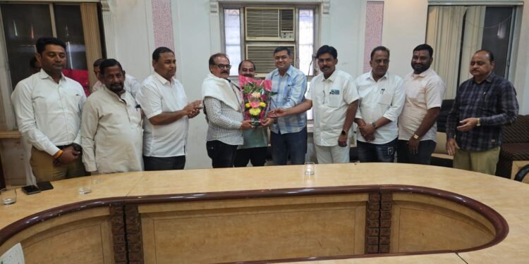 अर्बन बँकेच्या भविष्यातील वाटचालीसाठी जिल्हा अर्बन बँक असोसिएशन अमळनेर बँकेच्या पाठीशी राहील असे आश्वासन दिल