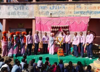 वसंतनगर आश्रम शाळेत सावित्रीमाई जन्मोत्सवानिमित्त प्रतिमापूजन व मिरवणूक फेटेधारी लेझिम खेळणाऱ्या विध्यार्थिनींनी वेधले ग्रामस्थांचे लक्ष