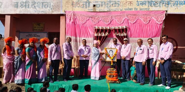 वसंतनगर आश्रम शाळेत सावित्रीमाई जन्मोत्सवानिमित्त प्रतिमापूजन व मिरवणूक फेटेधारी लेझिम खेळणाऱ्या विध्यार्थिनींनी वेधले ग्रामस्थांचे लक्ष