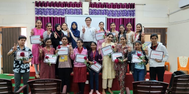 पाचोरा महाविद्यालयात  स्पोकन इंग्लिश वर्गाचा समारोप