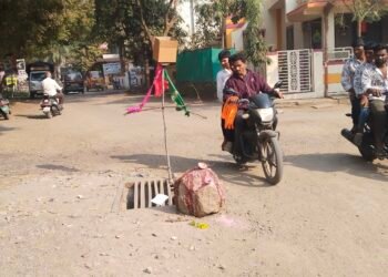 अमळनेरात भालेराव नगर मुख्य रस्त्यावरील वॉल्सचा खड्डा देतोय अपघाताला आमंत्रण..