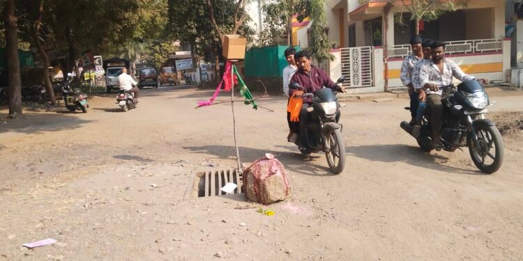 अमळनेरात भालेराव नगर मुख्य रस्त्यावरील वॉल्सचा खड्डा देतोय अपघाताला आमंत्रण..