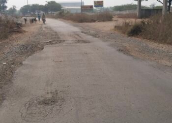 मंगरूळ – शिरूड रस्त्यावरील खड्डे व  साईट पट्ट्या वाहनधारकांसाठी  डोकेदुखी, 