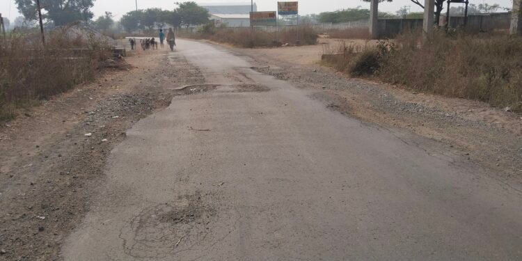 मंगरूळ – शिरूड रस्त्यावरील खड्डे व  साईट पट्ट्या वाहनधारकांसाठी  डोकेदुखी, 