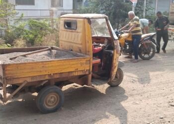 वाळू घ्या वाळू ऽ ऽ! बोरी, तापीतली वाळू ऽ ऽ!! अमळनेर शहरात भाजीसारखी विकली जातेय रेती