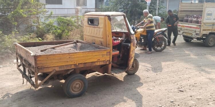 वाळू घ्या वाळू ऽ ऽ! बोरी, तापीतली वाळू ऽ ऽ!! अमळनेर शहरात भाजीसारखी विकली जातेय रेती