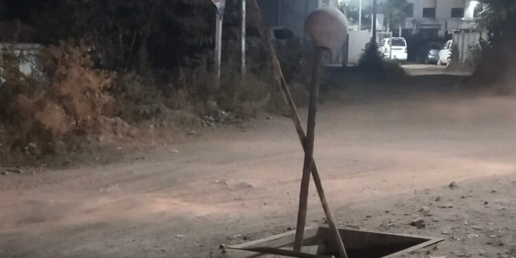 उघड्या व्हॉल्स खड्ड्यात अनेक अपघात, आता मृत्यूची प्रतीक्षा ?