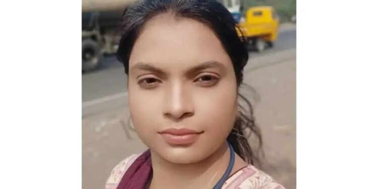 धक्कादायक : पाण्याच्या हौदात झोपून तिने आपलं जीवन संपविल,